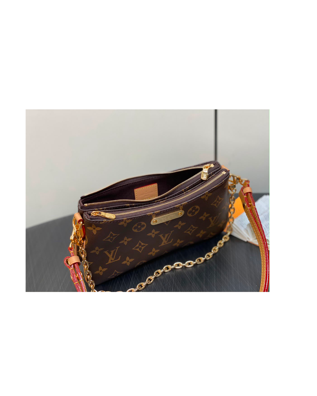 LV Liv Pochette